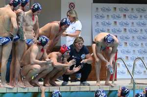 Il tecnico della Nuoto Catania Giusi Malato parla con i suoi giocatori in una pausa del derby col Telimar, serie A1 2023-2024