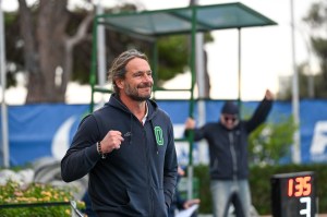 Stefano Piccardo, tecnico dell'Ortigia, esulta per la qualificazione agli ottavi di Len Euro League