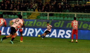 Palermo-Cremonese, Stulac insacca il calcio di punizione decisivo per il 3-2 dei rosanero. Foto Pasquale Ponente