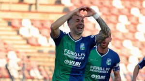 Martella festeggia il primo gol della Feralpisalò al Lecco, finirà 5-1