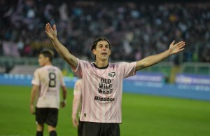 Filippo Ranocchia festeggia il momentaneo 2-0 del Palermo sul Como, serie B 2023-2024. Foto Pasquale Ponente