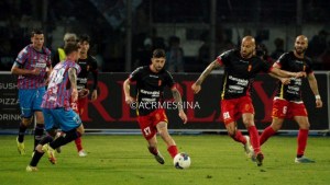 Un'azione di gioco nel derby tra Catania e Messina. Foto Acr Messina