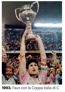 Massimiliano Favo, capitano del Palermo, alza la Coppa Italia 1992-1993