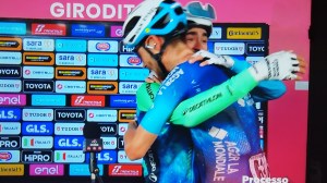 L'abbraccio tra Valentin Pare-Peintre e il fratello Aurelien dopo la vittoria del primo 