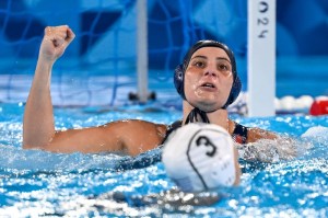 Il capitano del Setterosa Valeria Palmieri trascina le sue compagne con un poker alla Grecia nel terzo match del torneo olimpico di Parigi 2024. Foto Andrea Masini / DBM