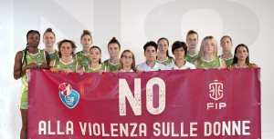 La squadra della Passalacqua Ragusa con lo striscione per la Giornata per combattere la violenza sulle donne