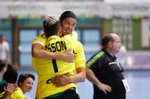 Chana Masson, di spalle, abbraccia Daniela Sofia Pinto Pereira, sua compagna di ruolo all'Handball Erice durante un match di campionato. Foto Joe Pappalardo