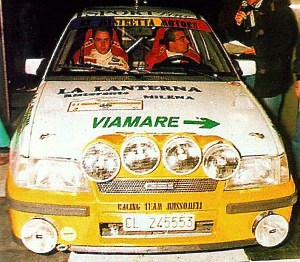 Vetture da gara schierate sotto il Castello Manfredonico di Mussomeli.