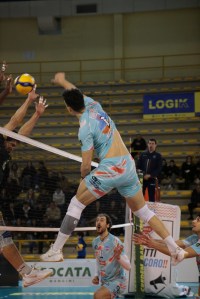 Checco Barretta in schiacciata durante un match di Playoff Serie A3 al PalaRizza."