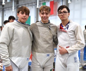 Il terzetto di sciabola maschile del Circolo Schermistico Mazarese, composto da Gioele Coronetta, Lorenzo Marchetti e Natale Tranchida, dopo la vittoria decisiva per la salvezza in Serie A2.