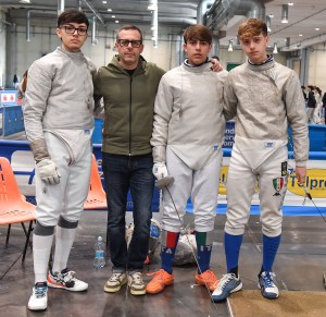 Il terzetto di sciabola maschile del Circolo Schermistico Mazarese, composto da Gioele Coronetta, Lorenzo Marchetti e Natale Tranchida, dopo la vittoria decisiva per la salvezza in Serie A2.