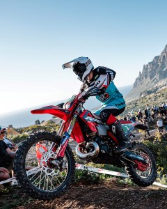 pilota in azione nelle cave di marmo di Custonaci durante l'EnduroGP 2026