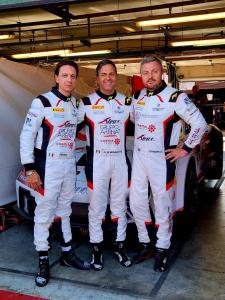 La Porsche 911 Cup del Team Tsunami in azione alla curva Prima Variante dell'Autodromo di Monza durante la gara endurance.